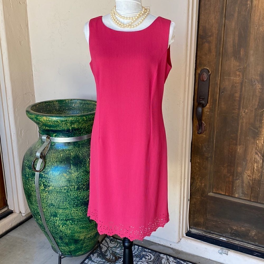 Laser cut hemline sheath style dress with zipper back fully lined size 8